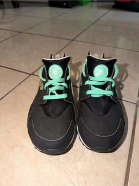 Nike Kids Black Sneakers with Mint Green Details - Casual Athletic Shoes
